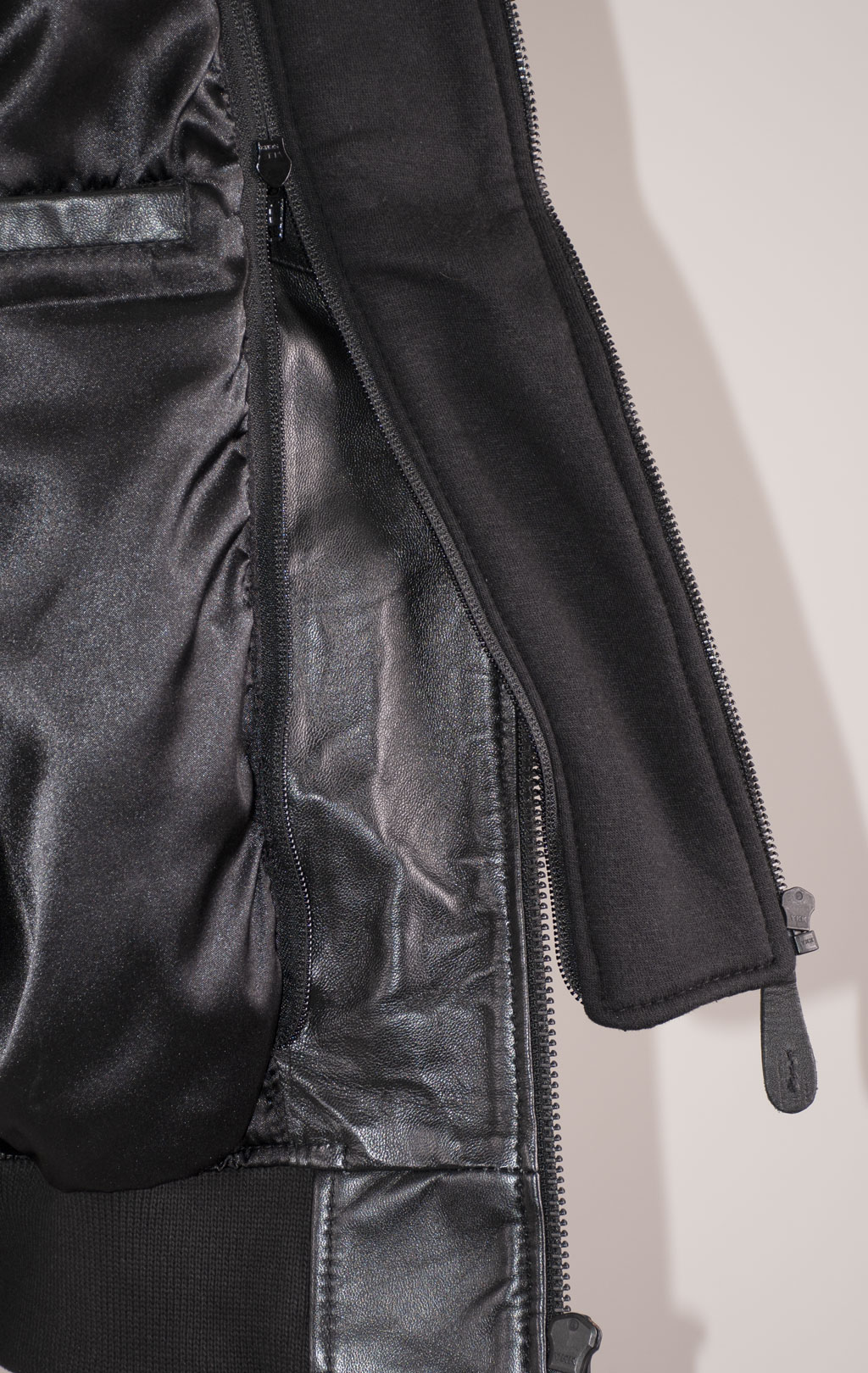 Куртка-бомбер лётная ALPHA INDUSTRIES MA-1 D-Tec leather LW кожа black/black 