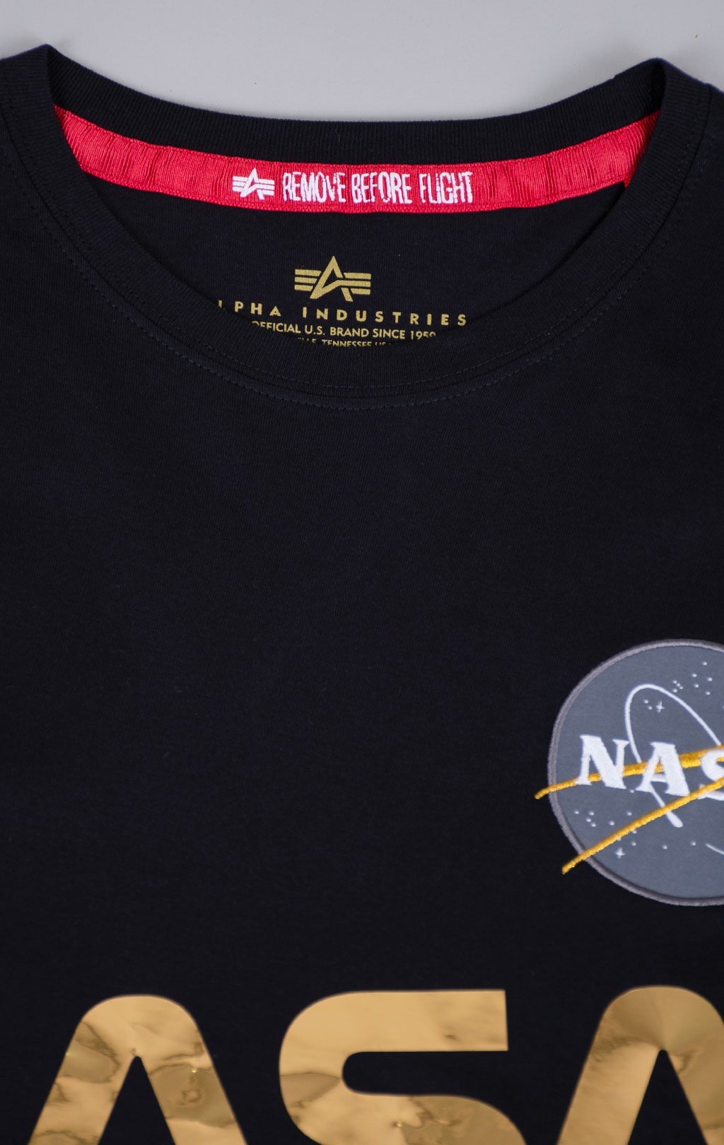 Футболка ALPHA INDUSTRIES NASA Reflective black/gold 