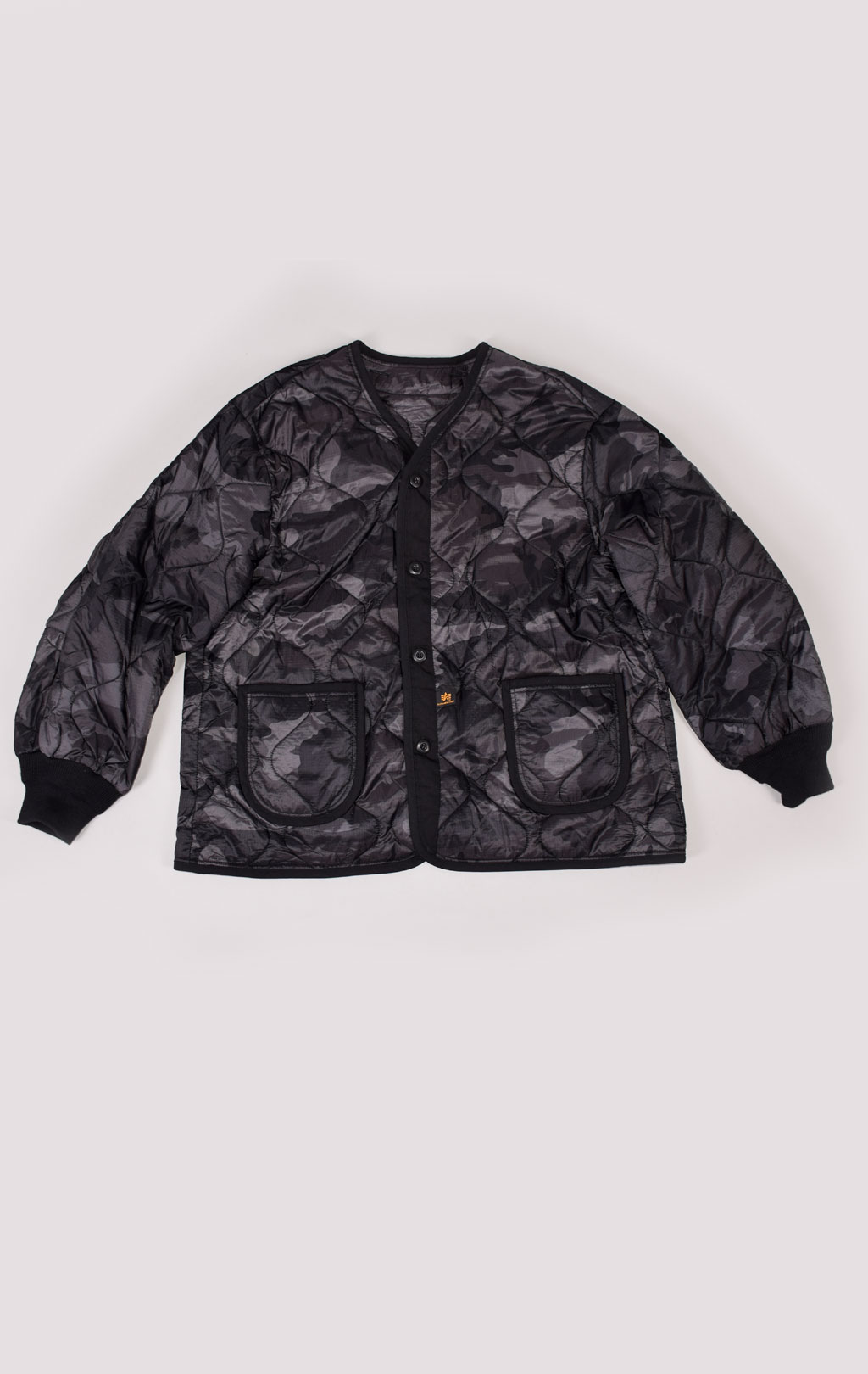 Куртка-подстёжка ALPHA INDUSTRIES M-65 CLASSIC с карманами и манжетами FW 21/22 m black woodland camo 
