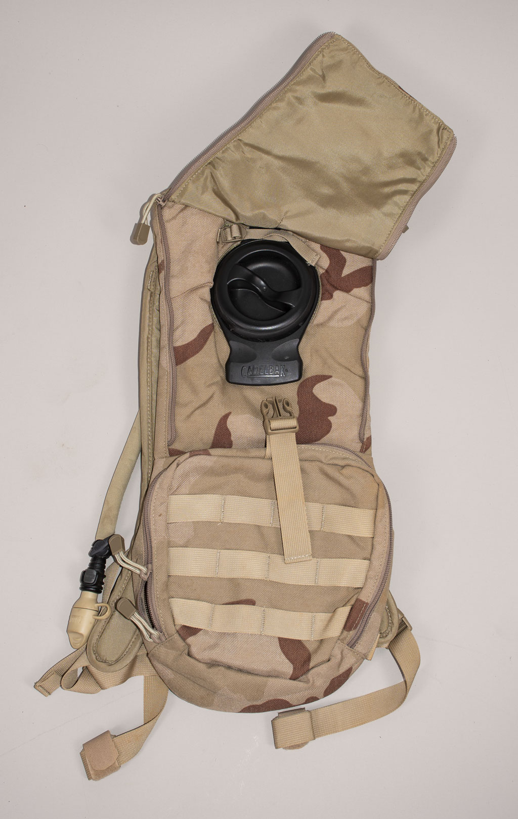 Питьевая система армейская CamelBak на молнии, горловина под клапаном, 3L desert-3 б/у 
