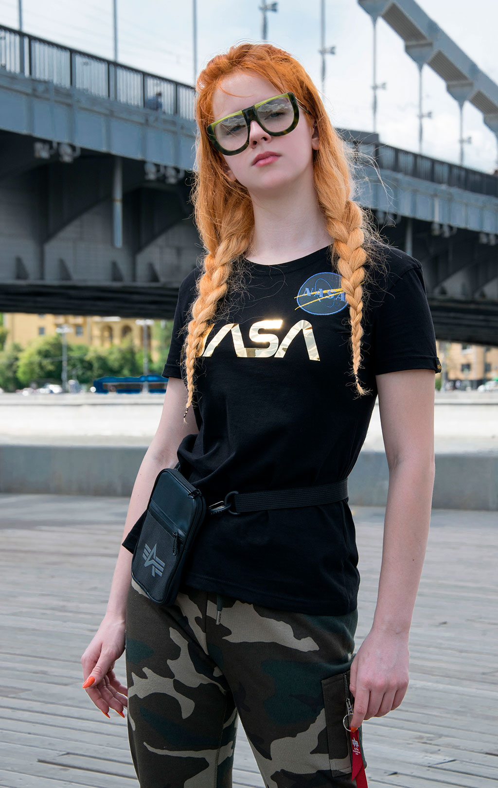Женская футболка ALPHA INDUSTRIES NASA PM T black/gold 