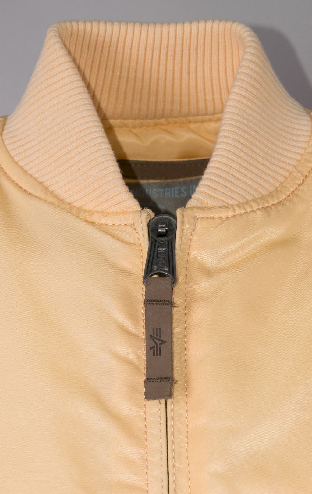 Женский бомбер ALPHA INDUSTRIES MA-1 VF 59 apricot 