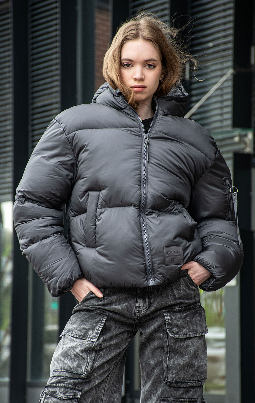 Женская куртка-пуховик ALPHA INDUSTRIES CLOUD PUFFER BOMBER vintage grey 