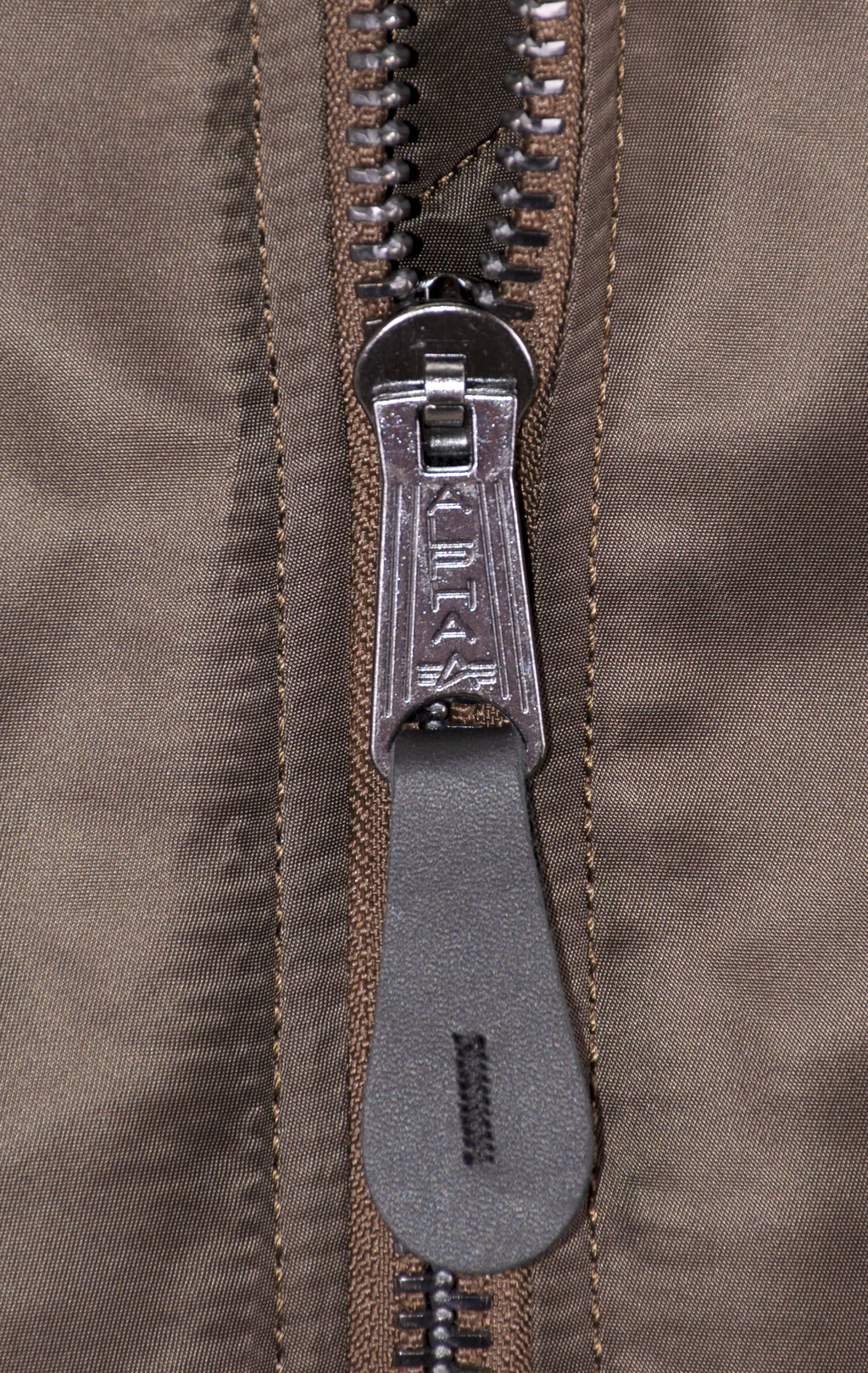 Бомбер ALPHA INDUSTRIES MA-1 original fit FW 24/25 chocolate 
