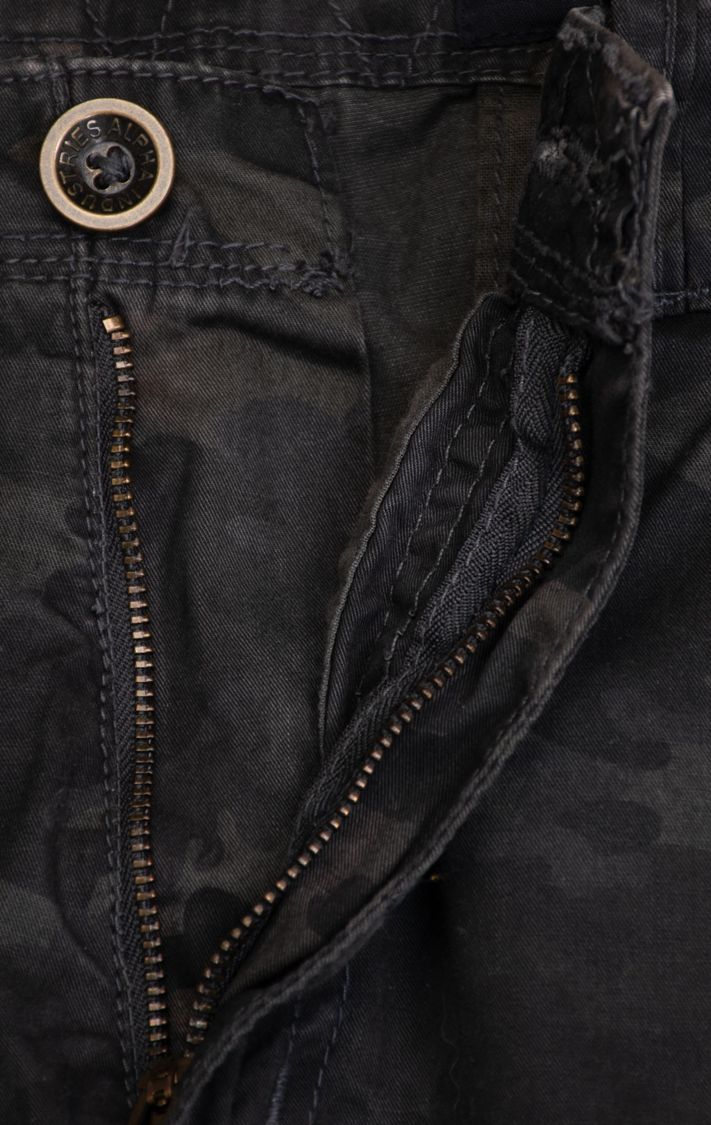 Шорты карго удлинённые ALPHA INDUSTRIES IMPERIAL 3/4 black camo 