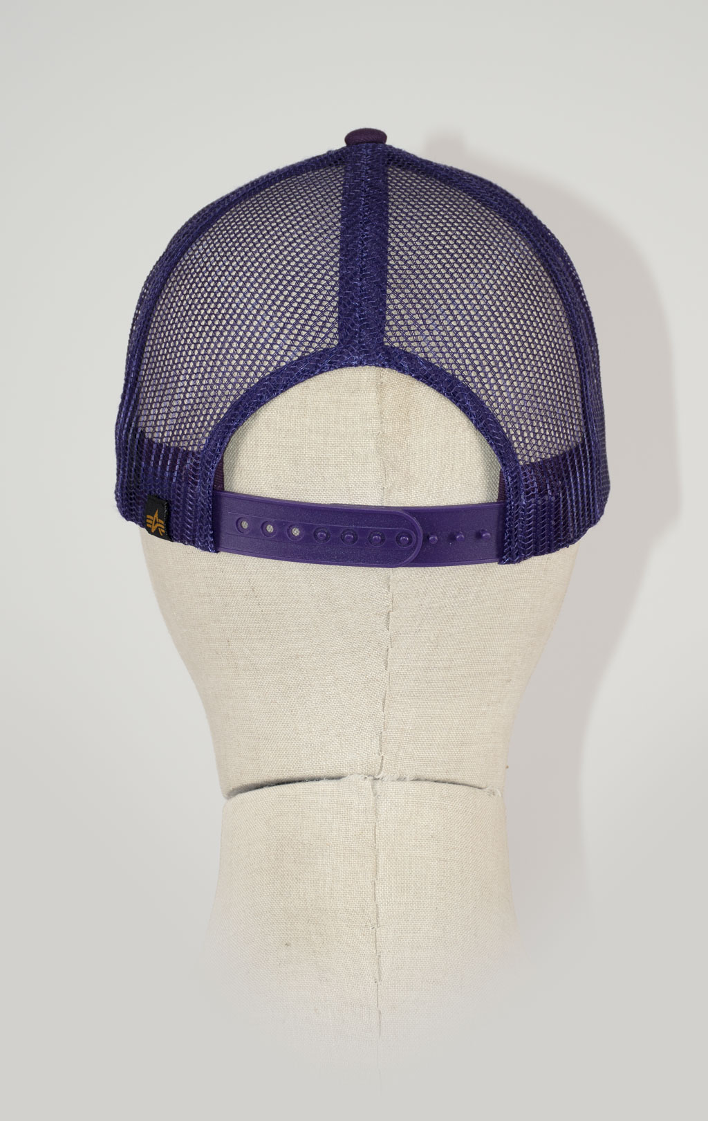 Бейсболка ALPHA INDUSTRIES BASIC TRUCKER CAP plum 