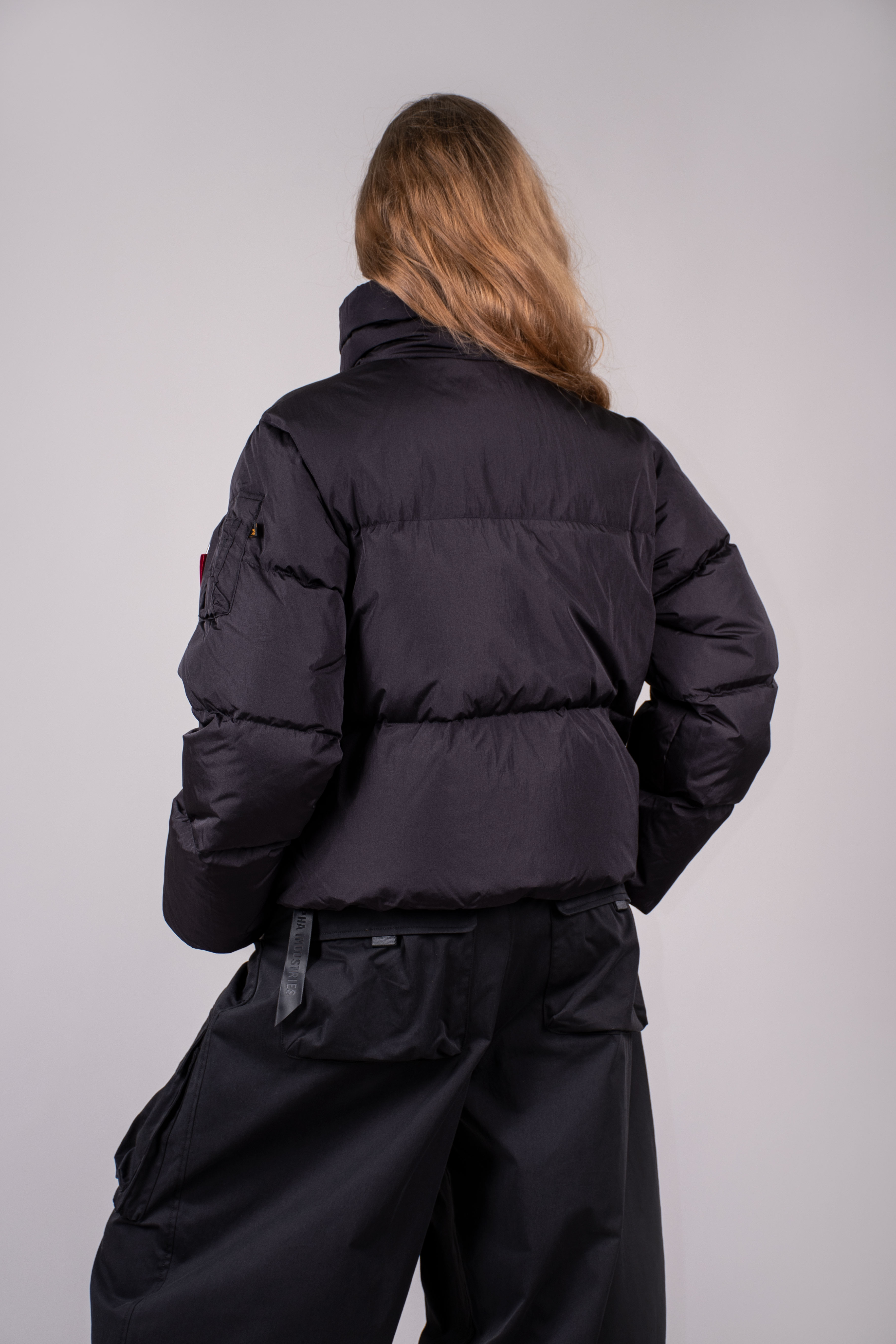 Женская куртка ALPHA INDUSTRIES SIERRA SHORT RELAXED FIT PUFFER FW 26/27 black 