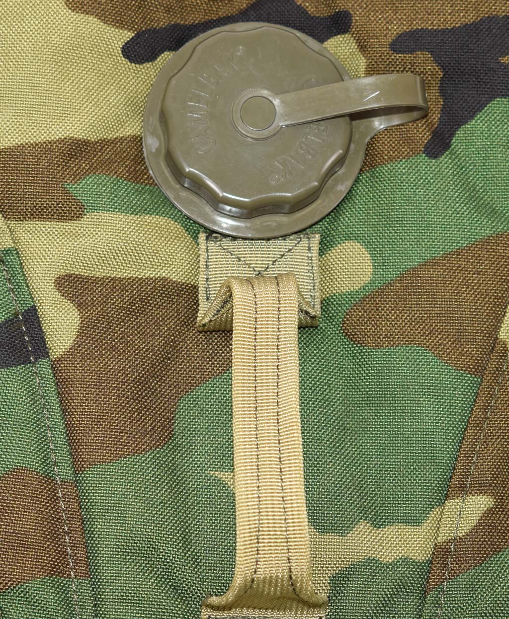 Питьевая система армейская CamelBak горловина снаружи, 3L camo woodland 