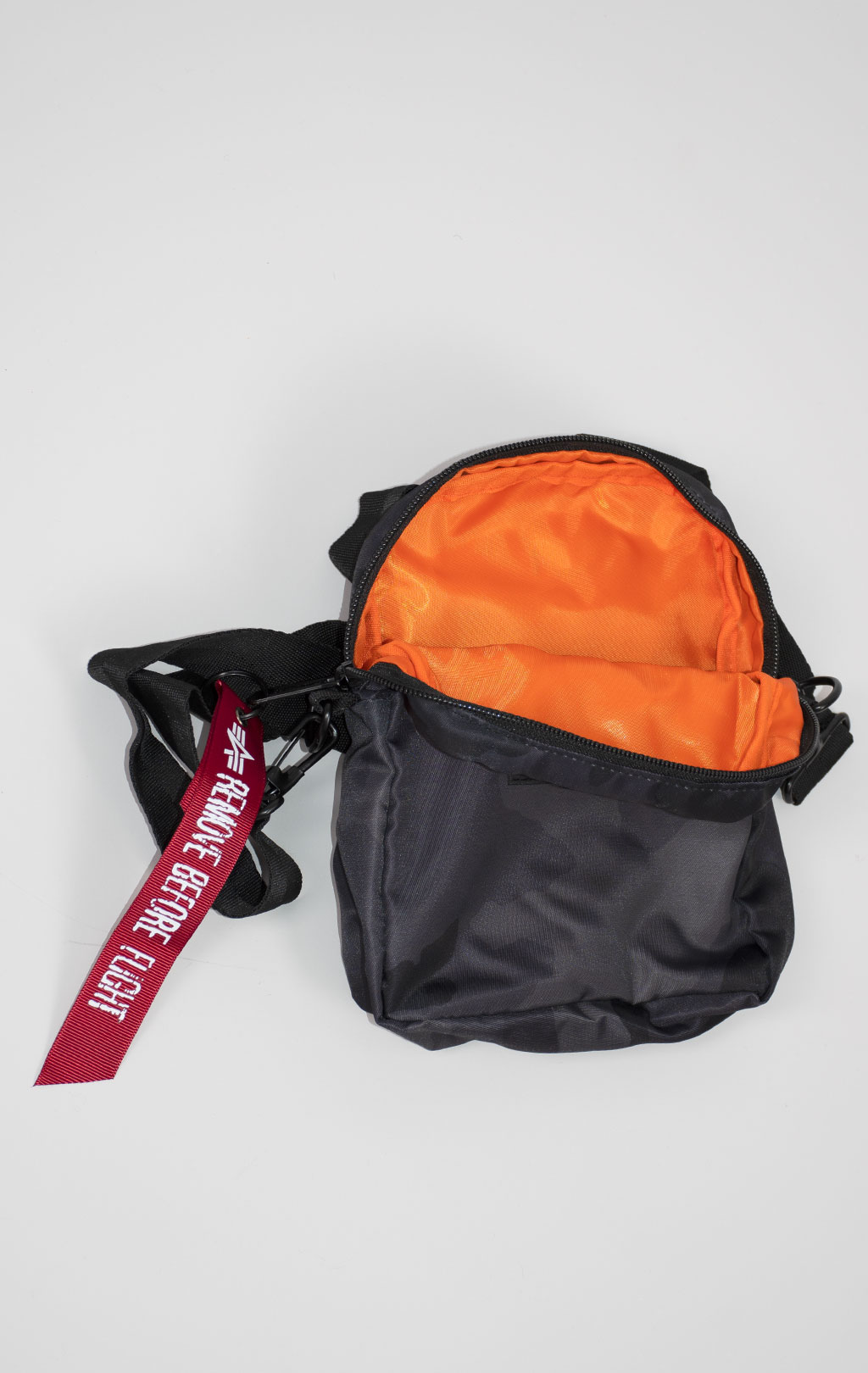 Сумка ALPHA INDUSTRIES CREW CARRY BAG CAMO black camo 