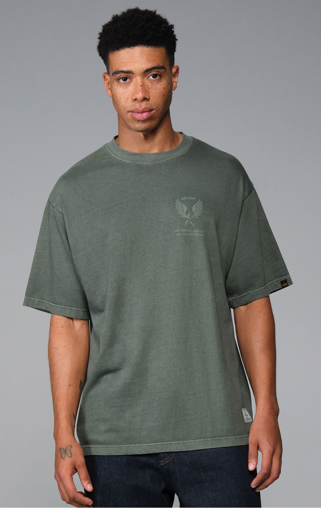 Футболка ALPHA INDUSTRIES ESSENTIAL RELAXED FIT TEE (BATTLEWASH AIR CORPS) FW 26/27 deep forest 