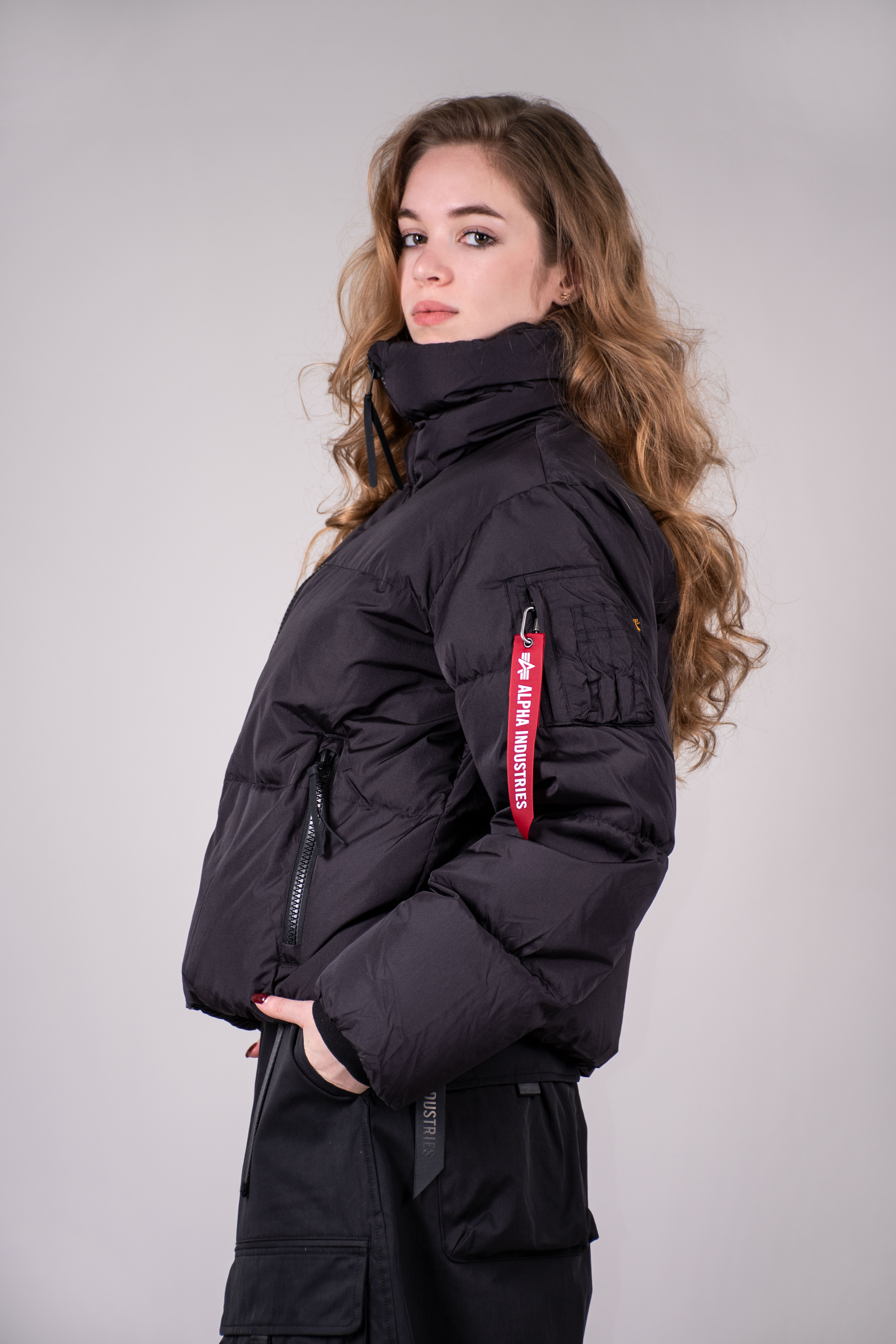 Женская куртка ALPHA INDUSTRIES SIERRA SHORT RELAXED FIT PUFFER FW 26/27 black 