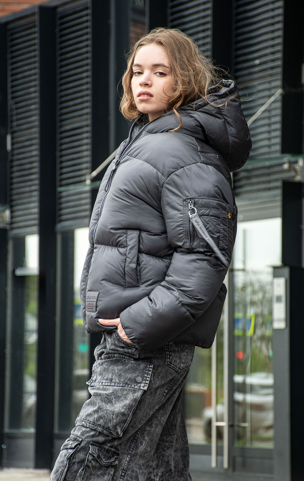 Женская куртка-пуховик ALPHA INDUSTRIES CLOUD PUFFER BOMBER vintage grey 