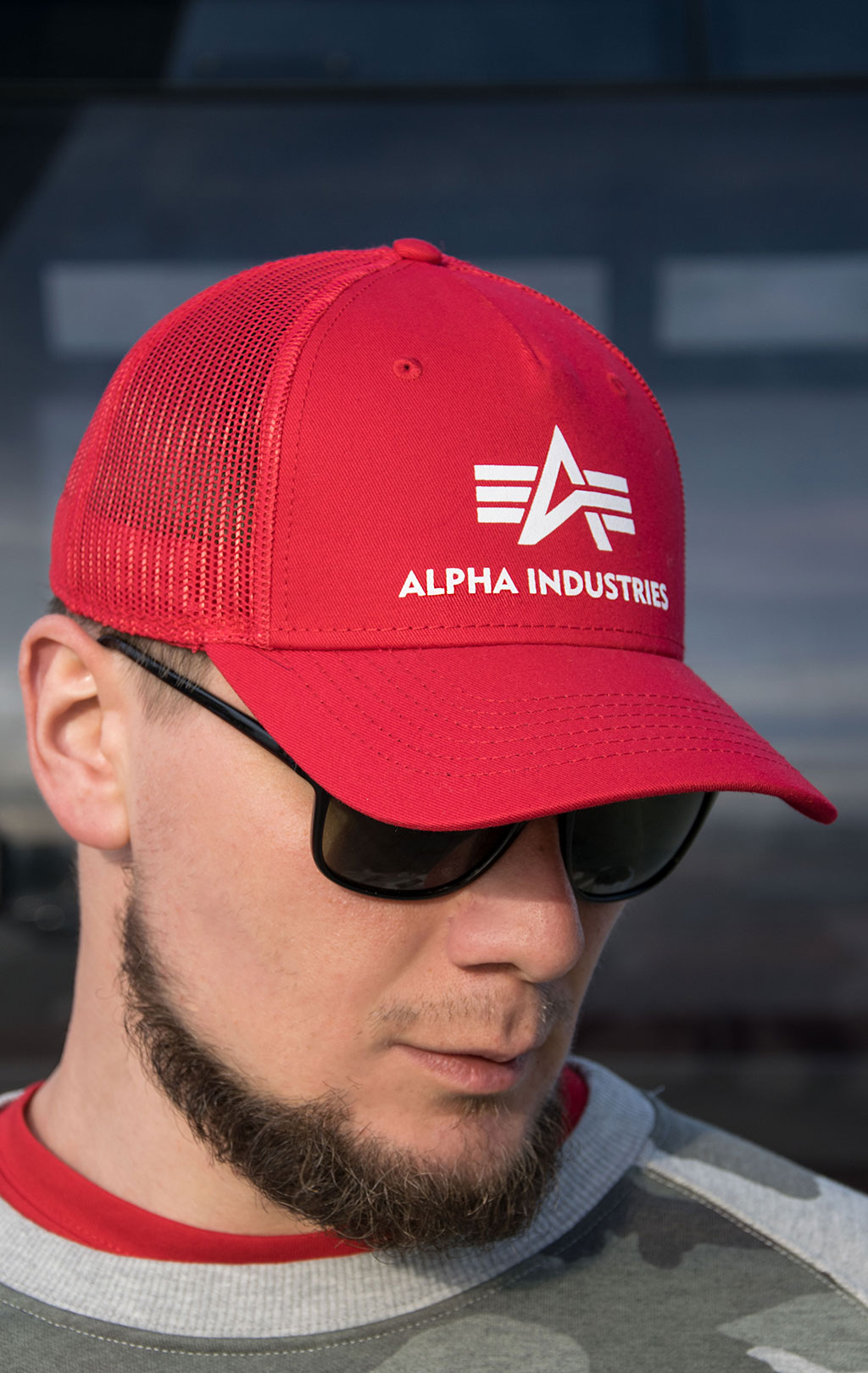 Бейсболка ALPHA INDUSTRIES BASIC TRUCKER CAP speed red 