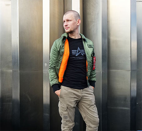 купить мужскую одежду милитари у официального дилера Alpha Ind в россии логотип alpha industries, фирменная футболка, мужская куртка бомбер альфа индастриз, брюки карго, оранжевая подкладка
