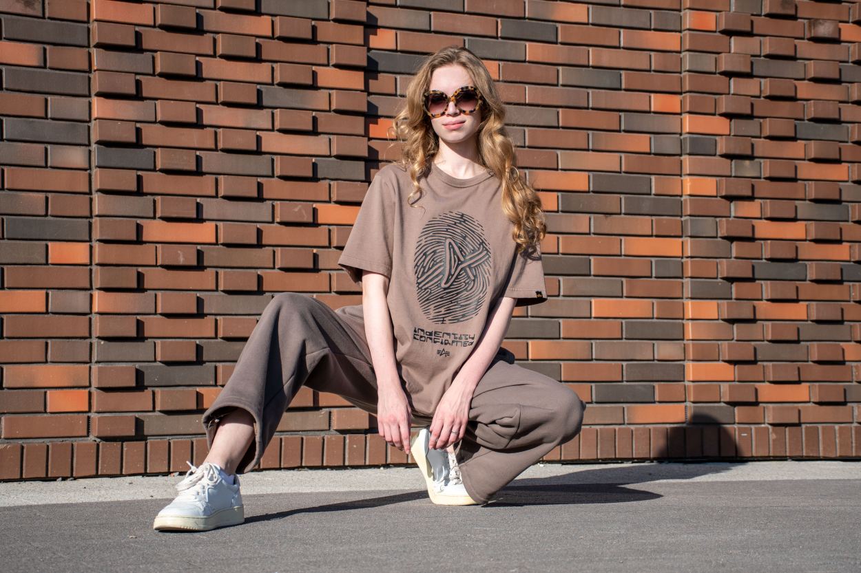 Футболка ALPHA INDUSTRIES ALPHA FINGERPRINT TEE плотная FW 24/25 на девушке coyote brown фото 2