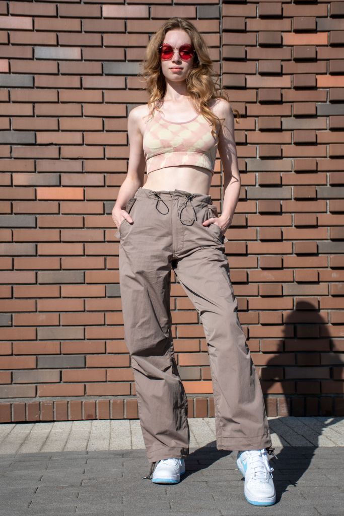 Брюки-карго парашюты ALPHA INDUSTRIES PARACHUTE PANTS FW 24/25 на девушке coyote brown фото 2