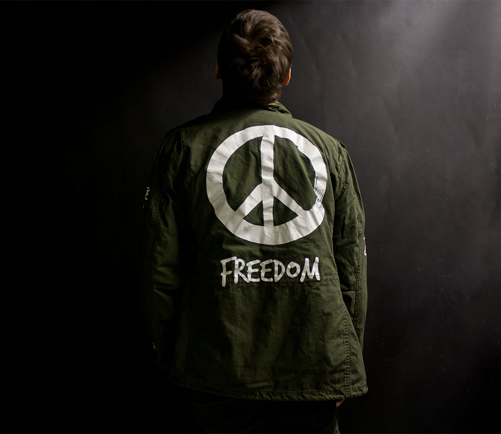 все самые свежие новинки милитри в официальном магазине Alpha Industries в Москве ветровка мужская хлопоковая, знак peace, принт peace, зеленая куртка с белым принтом