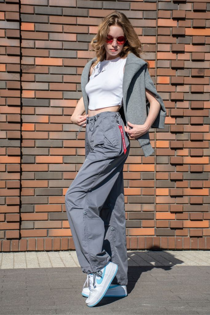 Брюки-карго парашюты ALPHA INDUSTRIES PARACHUTE PANTS SS 24 на девушке aircraft gray фото 8 Брюки-карго парашюты ALPHA INDUSTRIES PARACHUTE PANTS SS 24 на девушке aircraft gray фото 8