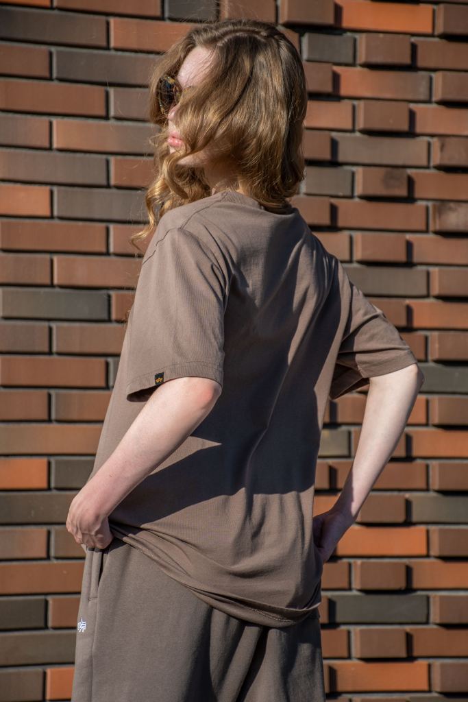 Футболка ALPHA INDUSTRIES ALPHA FINGERPRINT TEE плотная FW 24/25 на девушке coyote brown фото 3
