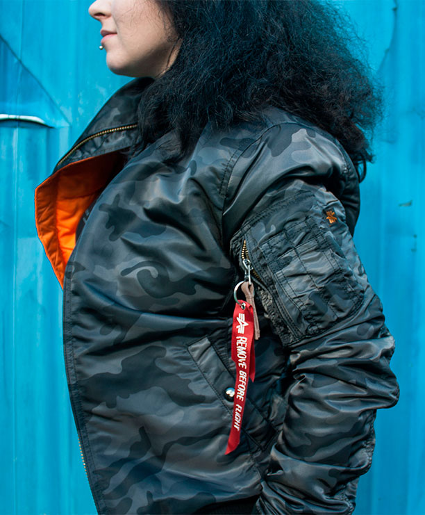 Куртка-бомбер женская ALPHA INDUSTRIES Куртка-бомбер женская ALPHA INDUSTRIES