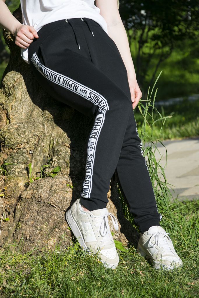 Женские брюки спортивные джоггеры ALPHA INDUSTRIES AL TAPE JOGGER black (1).jpg Женские брюки спортивные джоггеры ALPHA INDUSTRIES AL TAPE JOGGER black (1).jpg