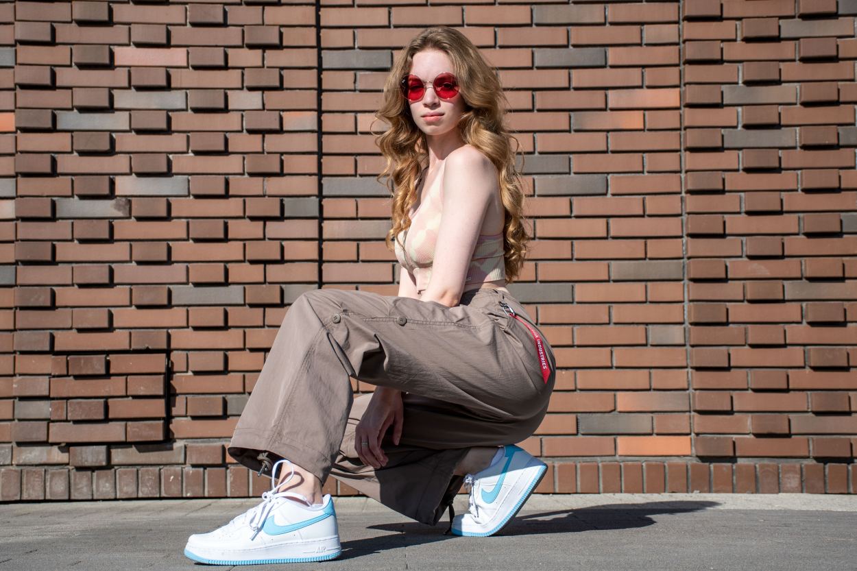 Брюки-карго парашюты ALPHA INDUSTRIES PARACHUTE PANTS FW 24/25 на девушке coyote brown фото 5