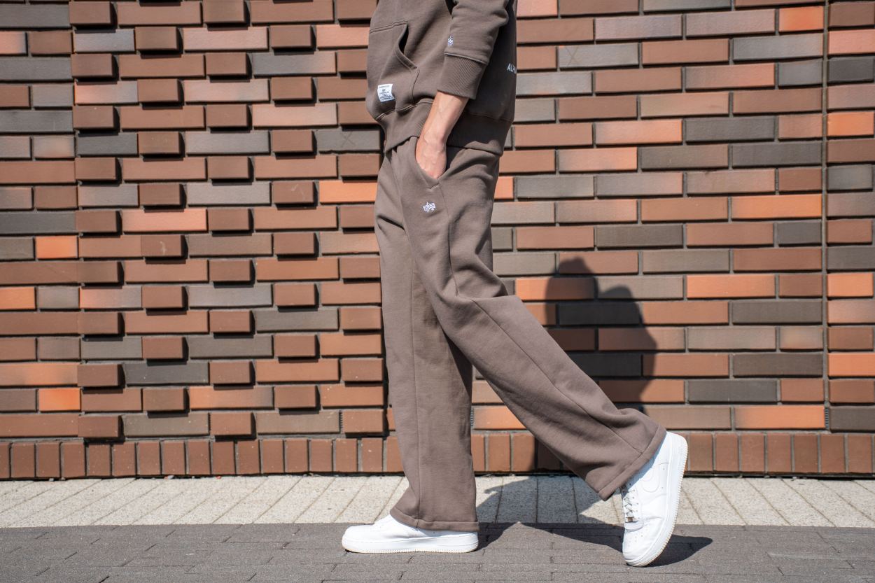 Брюки спортивные джоггеры ALPHA INDUSTRIES ESSENTIAL SWEATPANTS FW 2425 coyote brown фото 2