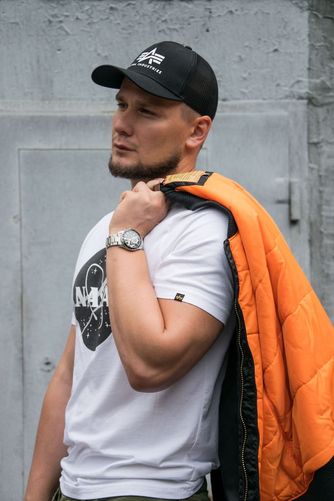 Оранжевая подкладка утеплённого мужского бомбера ALPHA INDUSTRIES Оранжевая подкладка утеплённого мужского бомбера ALPHA INDUSTRIES