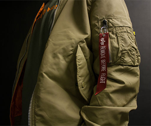 самый большой выбор оригинальных бомберов на официальном сайте Alpha Industries в Москве лента remove before flight, бомбер мужской американский альфа