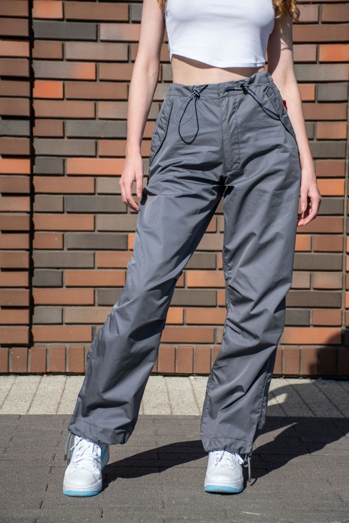 Брюки-карго парашюты ALPHA INDUSTRIES PARACHUTE PANTS SS 24 на девушке aircraft gray фото 1 Брюки-карго парашюты ALPHA INDUSTRIES PARACHUTE PANTS SS 24 на девушке aircraft gray фото 1