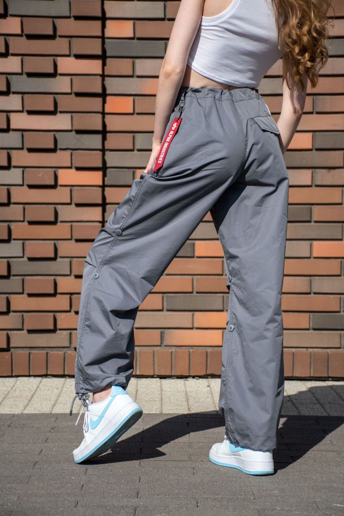 Брюки-карго парашюты ALPHA INDUSTRIES PARACHUTE PANTS SS 24 на девушке aircraft gray фото 6 Брюки-карго парашюты ALPHA INDUSTRIES PARACHUTE PANTS SS 24 на девушке aircraft gray фото 6