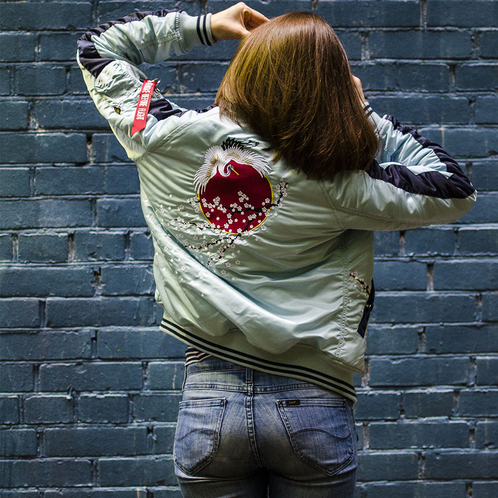 Бомбер с вышивкой женский ALPHA INDUSTRIES Бомбер с вышивкой женский ALPHA INDUSTRIES
