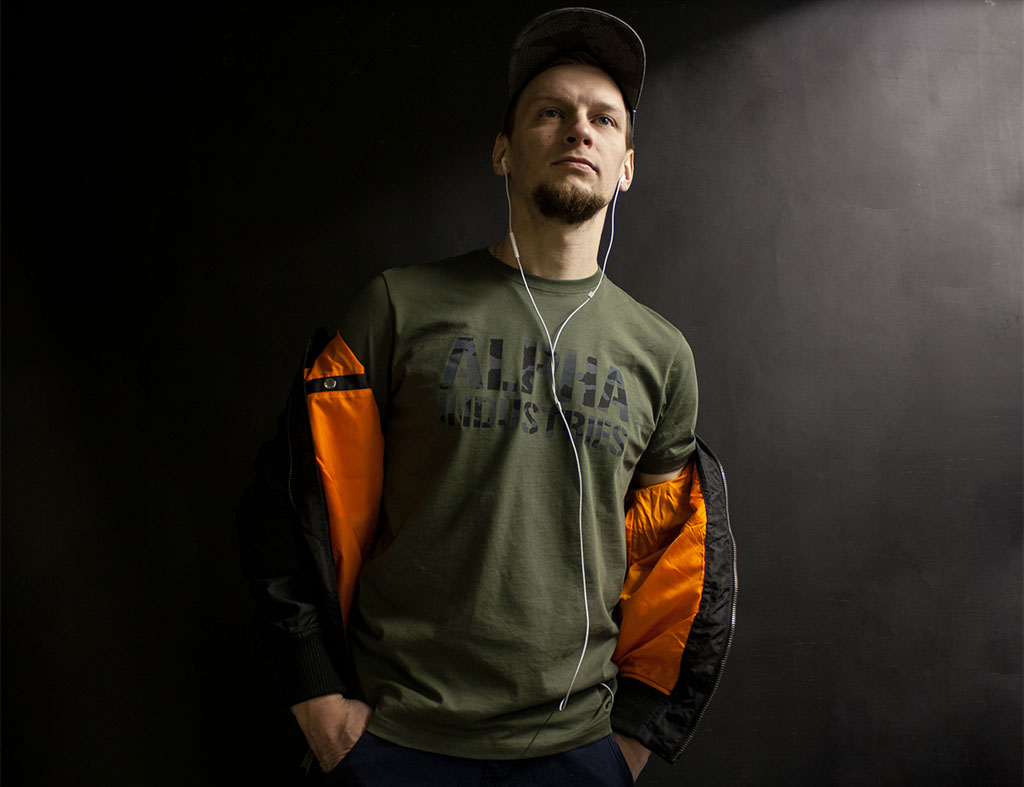 большой выбор милитари одежды для мужчин на официальном сайте Alpha Industries в Москве куртка с оранжевой подкладкой, футболка милитари, Альфа Индастриз, милитари одежда для мужчин