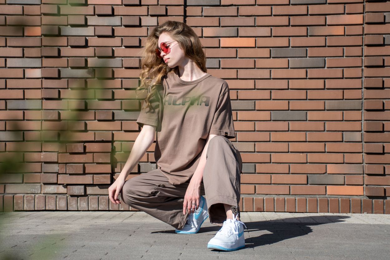 Футболка ALPHA INDUSTRIES ALPHA FINGERPRINT TEE плотная FW 24/25 на девушке coyote brown фото 5