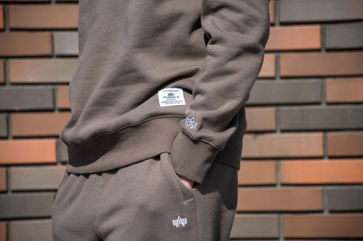Свитшот ALPHA INDUSTRIES ESSENTIAL CREWNECK FW 24/25 coyote brown фото 6