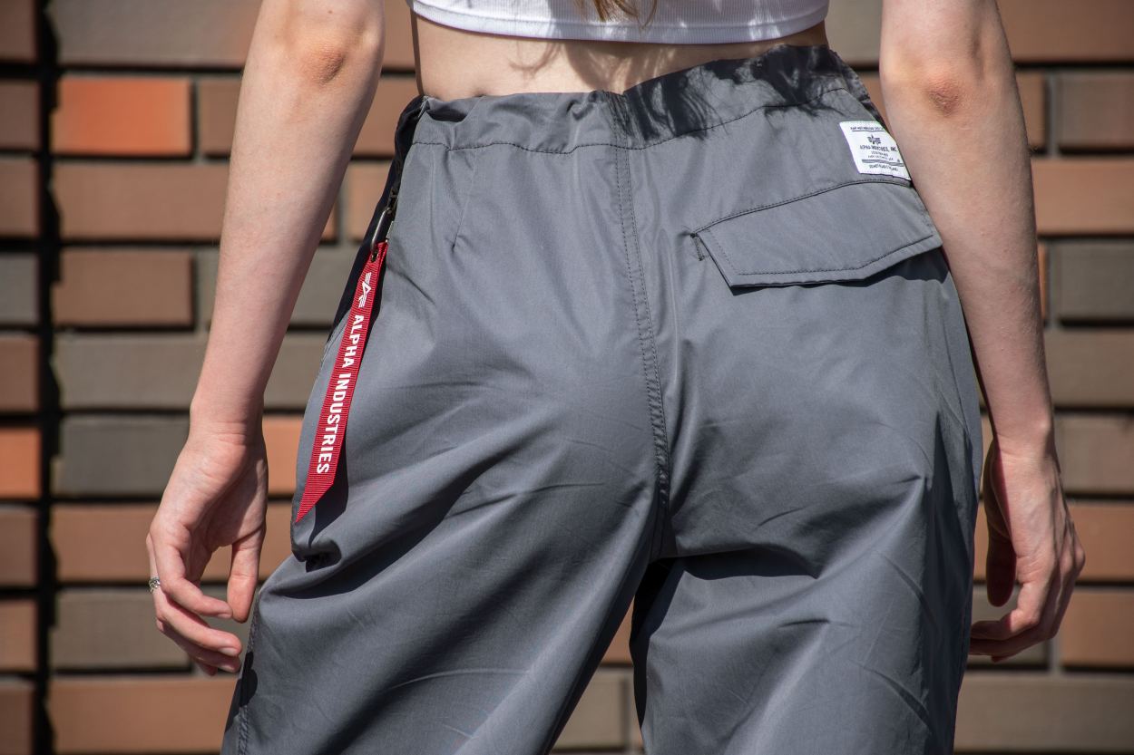 Брюки-карго парашюты ALPHA INDUSTRIES PARACHUTE PANTS SS 24 на девушке aircraft gray фото 4 Брюки-карго парашюты ALPHA INDUSTRIES PARACHUTE PANTS SS 24 на девушке aircraft gray фото 4