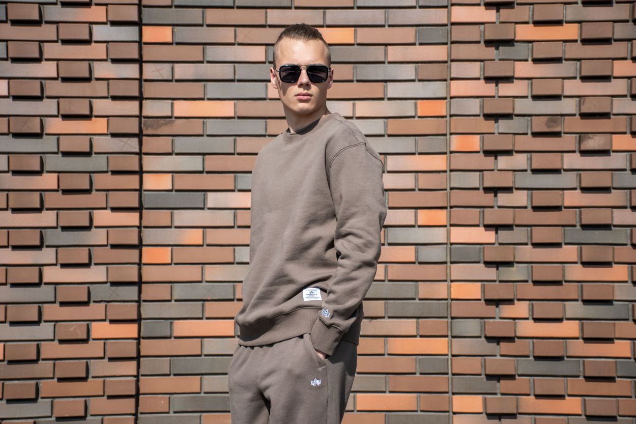 Свитшот ALPHA INDUSTRIES ESSENTIAL CREWNECK FW 24/25 coyote brown фото 7