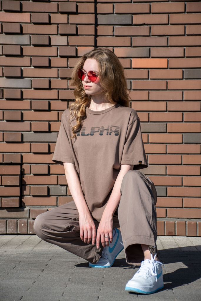 Футболка ALPHA INDUSTRIES ALPHA FINGERPRINT TEE плотная FW 24/25 на девушке coyote brown фото 4