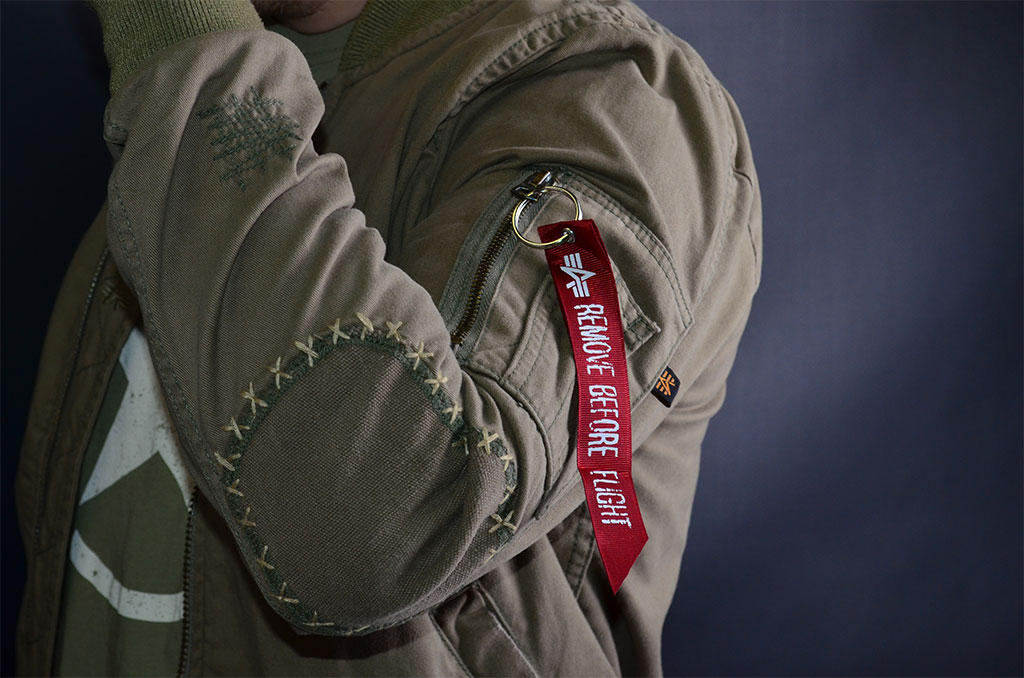 Мужская ветровка-бомбер из хлопка ALPHA INDUSTRIES GC VINTAGE TW MA-1 OLIVE купить в интернет-магазине бомбер Alpha Industries, ветровка тканевая мужская Альфа Индастриз, лента remove before flight