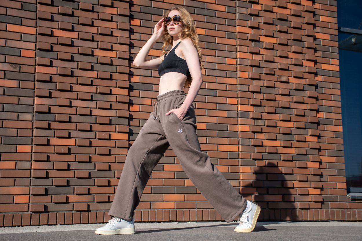 Брюки спортивные джоггеры ALPHA INDUSTRIES ESSENTIAL SWEATPANTS FW 24/25 на девушке coyote brown фото 6