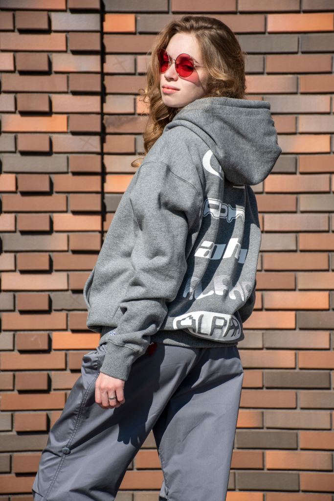 Толстовка ALPHA INDUSTRIES ALPHA LOGOS HOODIE FW 24/25 на девушке medium charcoal heather фото 4 Толстовка ALPHA INDUSTRIES ALPHA LOGOS HOODIE FW 24/25 на девушке medium charcoal heather фото 4