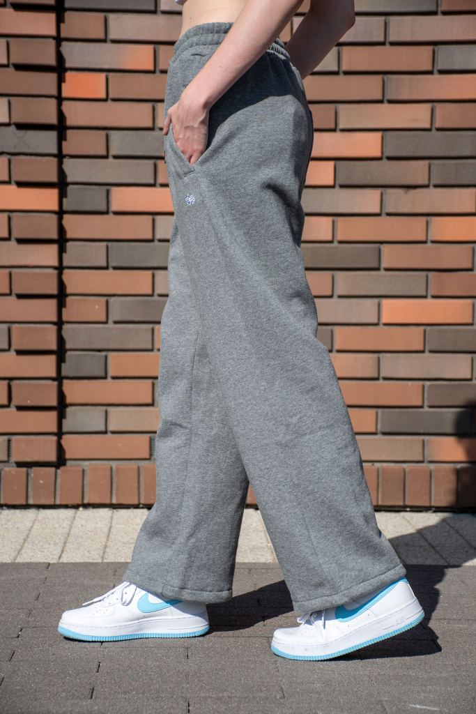 Брюки спортивные джоггеры ALPHA INDUSTRIES ESSENTIAL SWEATPANTS FW 24/25 на девушке medium charcoal heather фото 2 Брюки спортивные джоггеры ALPHA INDUSTRIES ESSENTIAL SWEATPANTS FW 24/25 на девушке medium charcoal heather фото 2