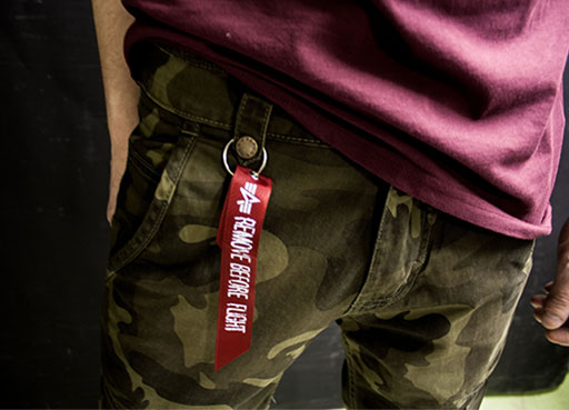 большой выбор оригинальных брюк Alpha Industries на официальном сайте бренда лента remove before flight, брюки мужские камуфляж, альфа индастриз