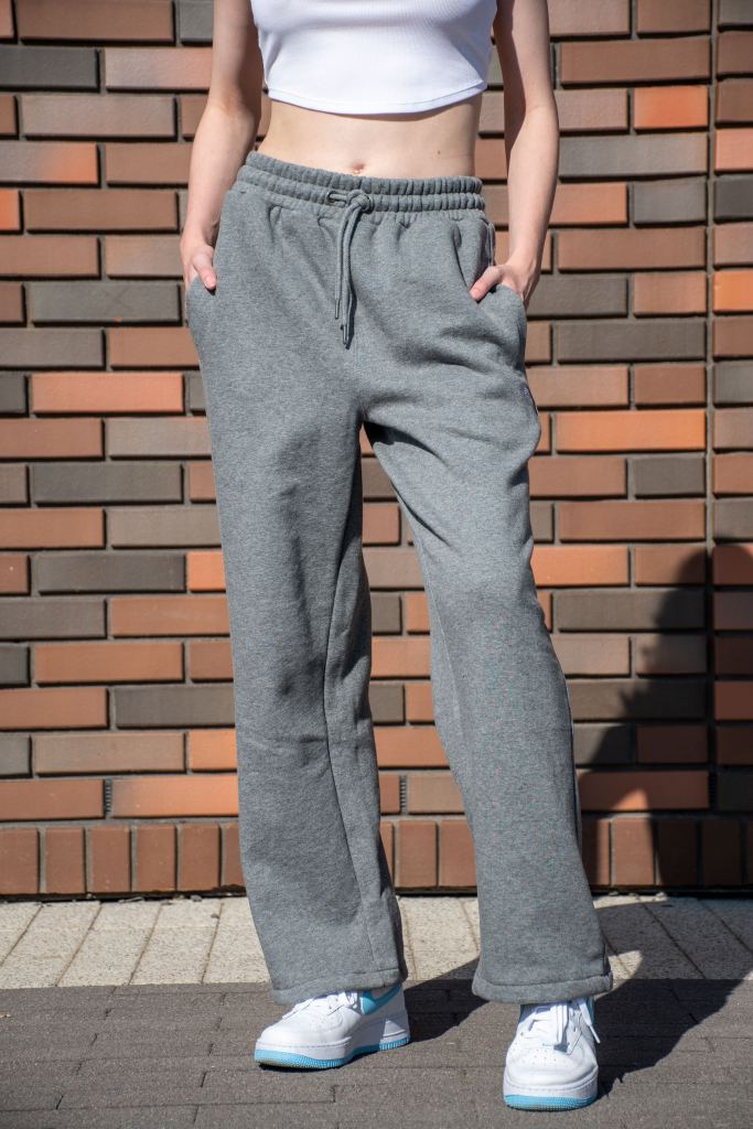 Брюки спортивные джоггеры ALPHA INDUSTRIES ESSENTIAL SWEATPANTS FW 24/25 на девушке medium charcoal heather фото 1 Брюки спортивные джоггеры ALPHA INDUSTRIES ESSENTIAL SWEATPANTS FW 24/25 на девушке medium charcoal heather фото 1