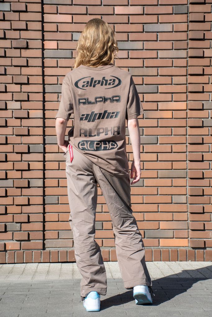 Футболка ALPHA INDUSTRIES ALPHA FINGERPRINT TEE плотная FW 24/25 на девушке coyote brown фото 2