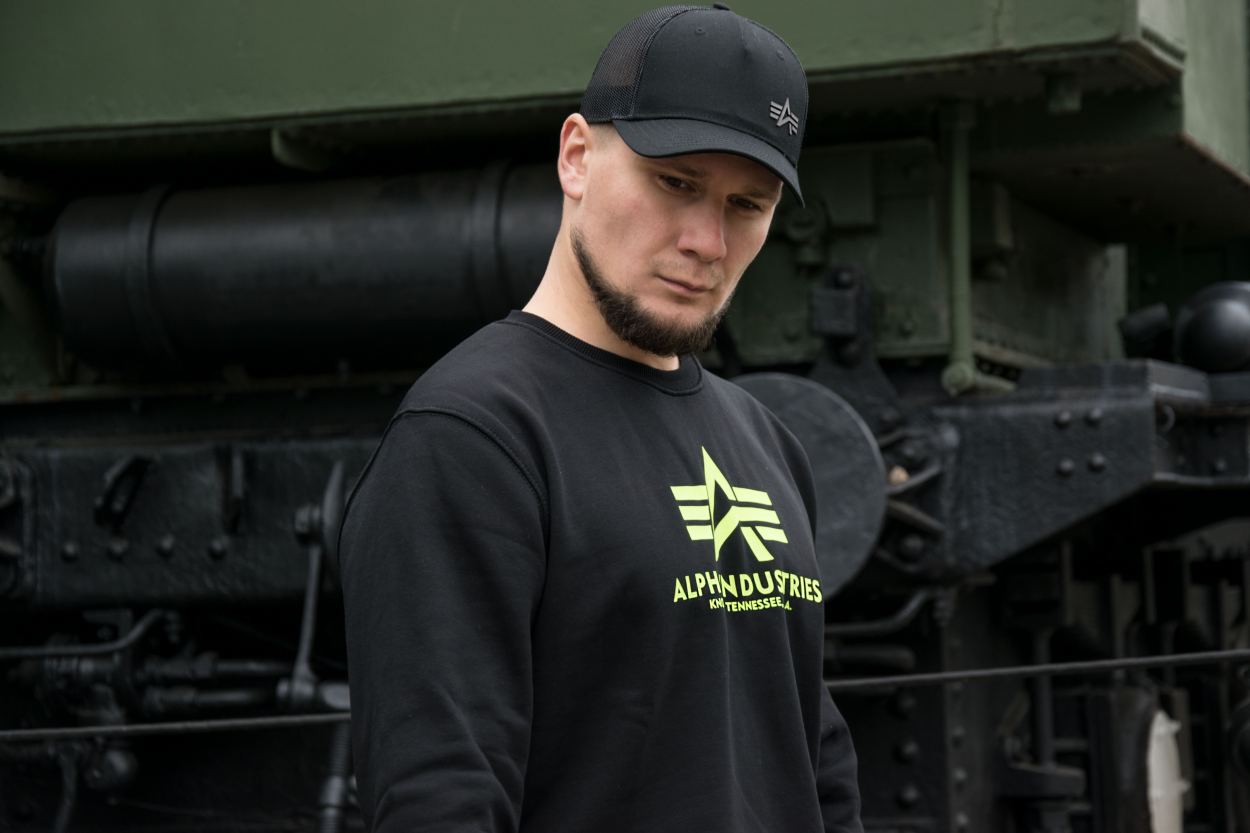 Логотип толстовки Alpha Industries Логотип толстовки Alpha Industries