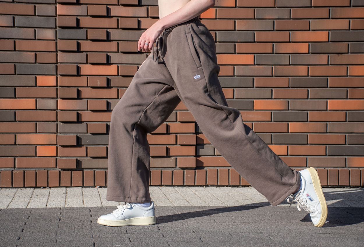 Брюки спортивные джоггеры ALPHA INDUSTRIES ESSENTIAL SWEATPANTS FW 24/25 на девушке coyote brown фото 5