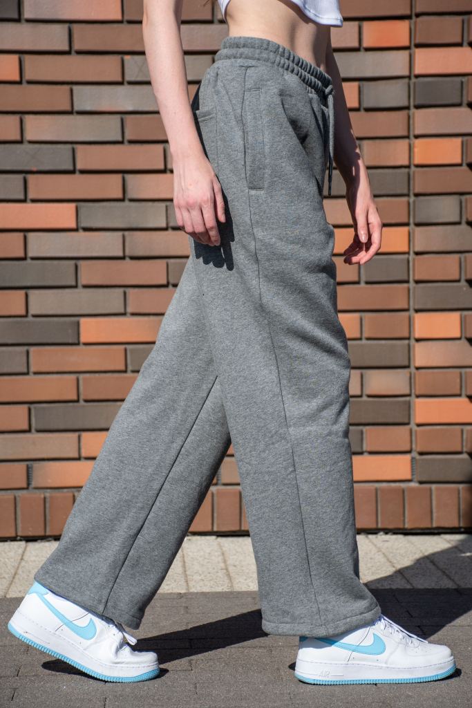Брюки спортивные джоггеры ALPHA INDUSTRIES ESSENTIAL SWEATPANTS FW 24/25 на девушке medium charcoal heather фото 7 Брюки спортивные джоггеры ALPHA INDUSTRIES ESSENTIAL SWEATPANTS FW 24/25 на девушке medium charcoal heather фото 7