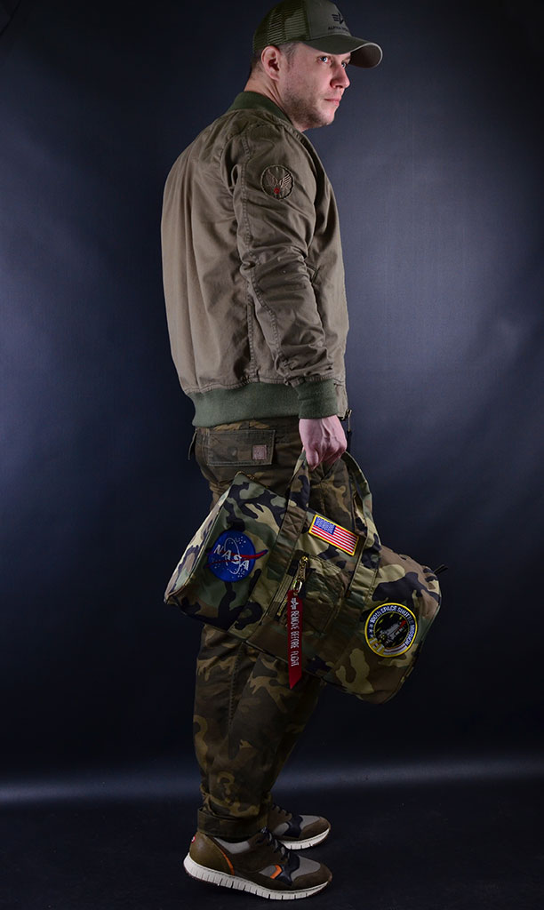 Милитари сумка ALPHA INDUSTRIES DAY CRUISER BAG NASA CAMO WOODLAND выбрать и купить мужская одежда alpha industries, брюки камуфляж alpha industries, сумка милитари зеленый камуфляж