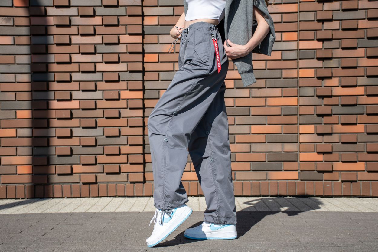Брюки-карго парашюты ALPHA INDUSTRIES PARACHUTE PANTS SS 24 на девушке aircraft gray фото 7 Брюки-карго парашюты ALPHA INDUSTRIES PARACHUTE PANTS SS 24 на девушке aircraft gray фото 7